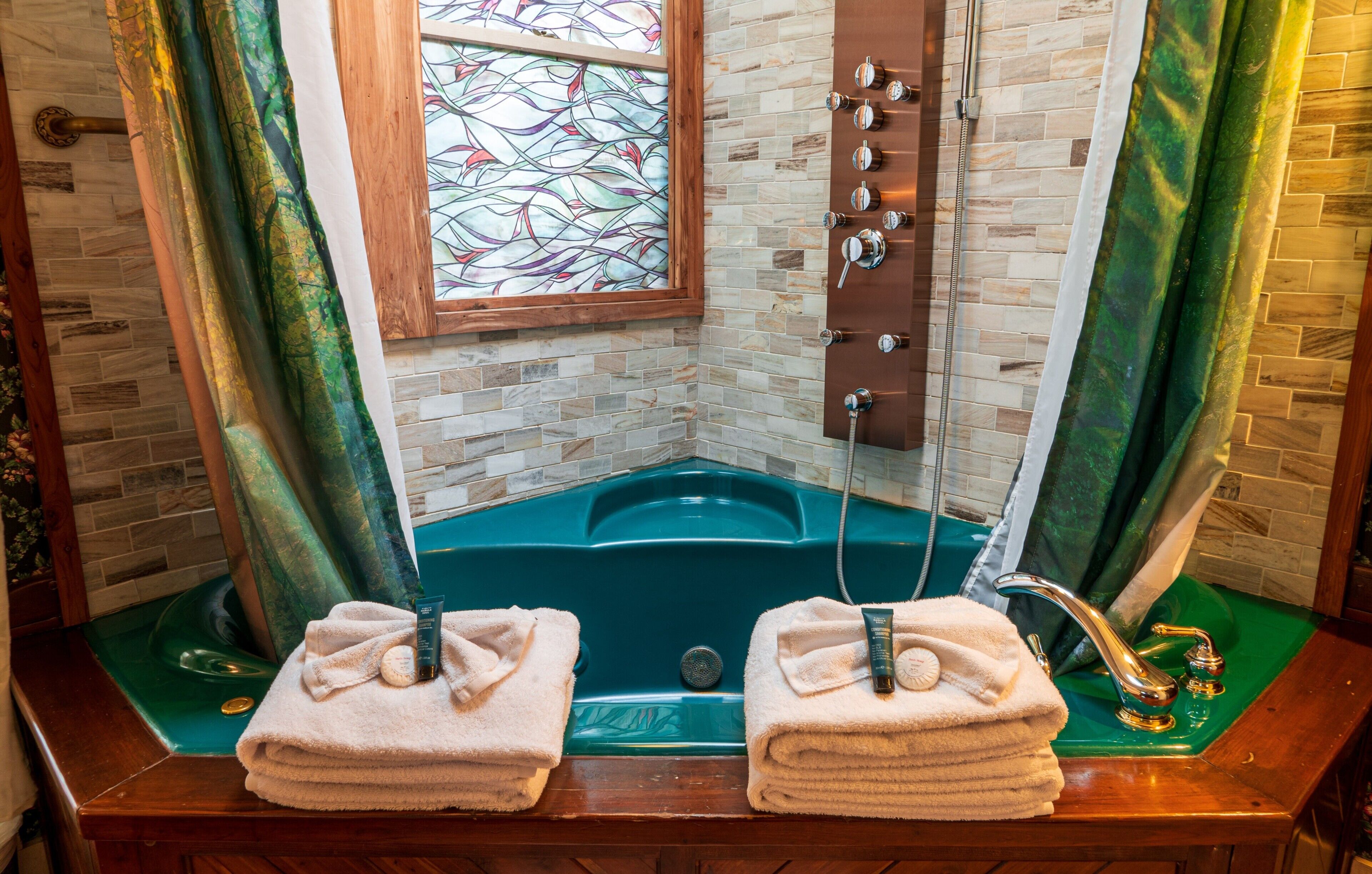 Jetted tub, hair dryer, towels