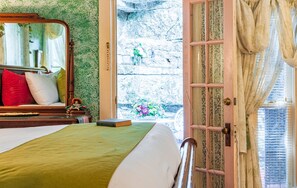 Room - Cliff Cottage Inn - Alfred Lord Tennyson King Jacuzzi Suite (Eureka Springs)