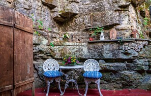 Terrace/patio - Cliff Cottage Inn - Alfred Lord Tennyson King Jacuzzi Suite (Eureka Springs)
