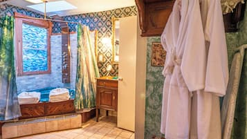 Baignoire à jets, sèche-cheveux, serviettes fournies