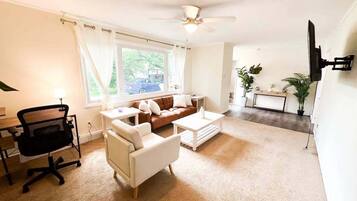 House, 4 Bedrooms | Living area