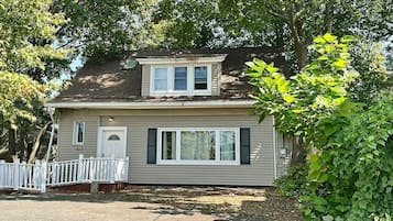 House, 4 Bedrooms | Exterior