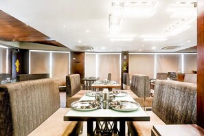 Dining - Super Townhouse Prahladnagar (Ahmedabad)