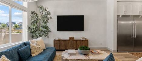 House, 6 Bedrooms | Living area | Smart TV, streaming services