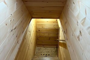 Eine Holztreppe mit Handlauf, die zu einer höheren Ebene führt.
