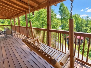 Outdoor dining - Mountain Paradise 3 Bedroom Cabin (Sevierville)
