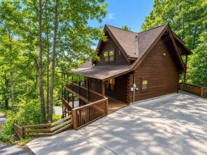 Exterior - Mountain Paradise 3 Bedroom Cabin (Sevierville)