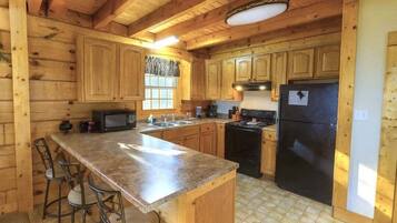 Cabin, 3 Bedrooms | Private kitchen | Fridge, oven, coffee/tea maker, toaster