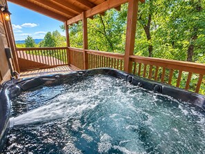 Outdoor spa tub - Mountain Paradise 3 Bedroom Cabin (Sevierville)