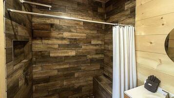 Chalet rustique, 3 chambres | Salle de bain | Serviettes fournies