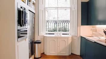 Coffee/tea maker, fridge, microwave, oven