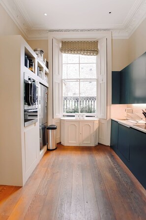 Coffee/tea maker, fridge, microwave, oven - 3BR Duplex | 2 Living Rooms | Garden | Notting Hl (London)