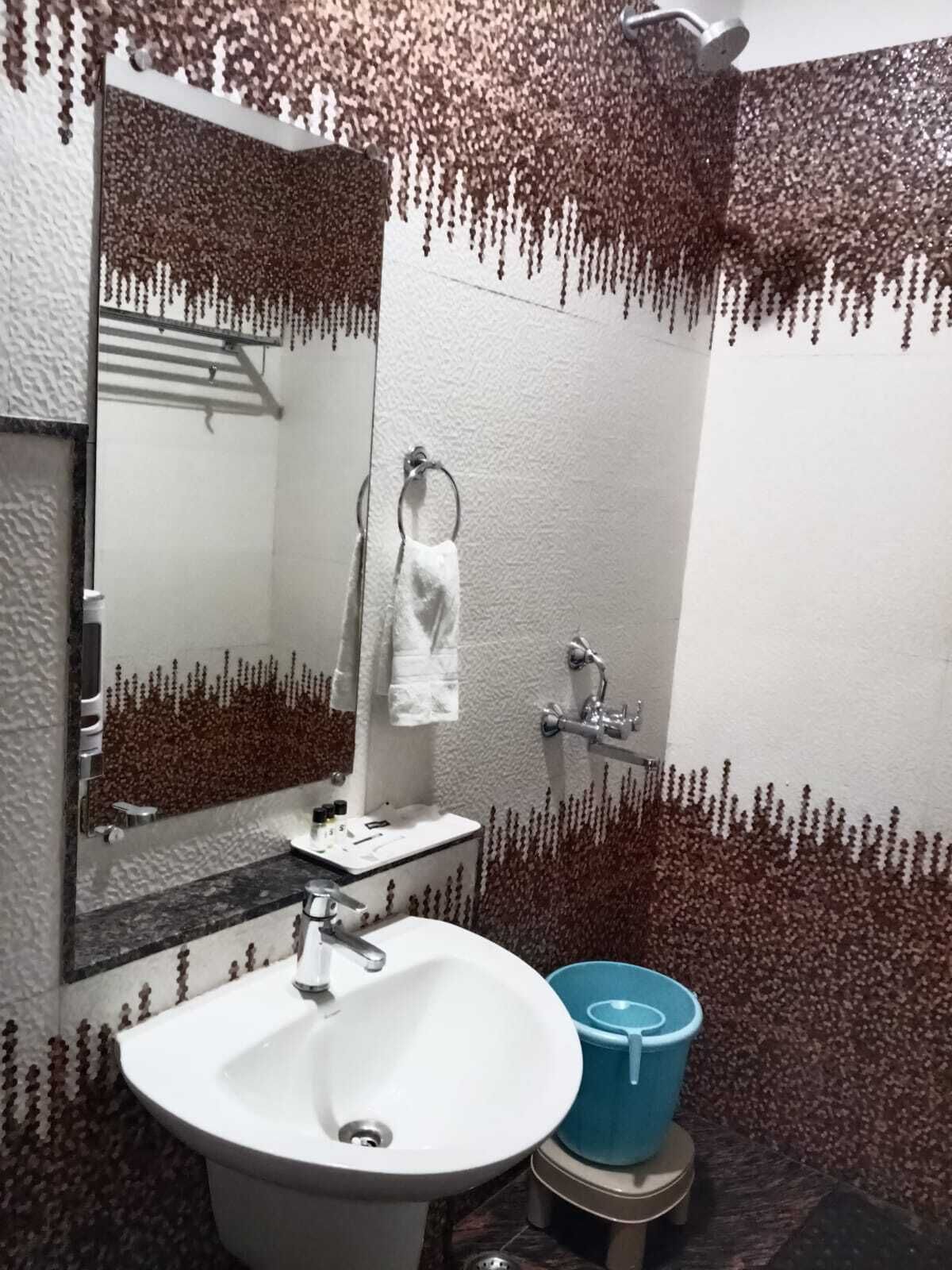 Toallas, jabón, shampoo, papel higiénico