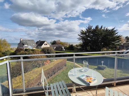 Outdoor dining. Sea View House for 9 - Beach Just Around the Corner & Family Comfort