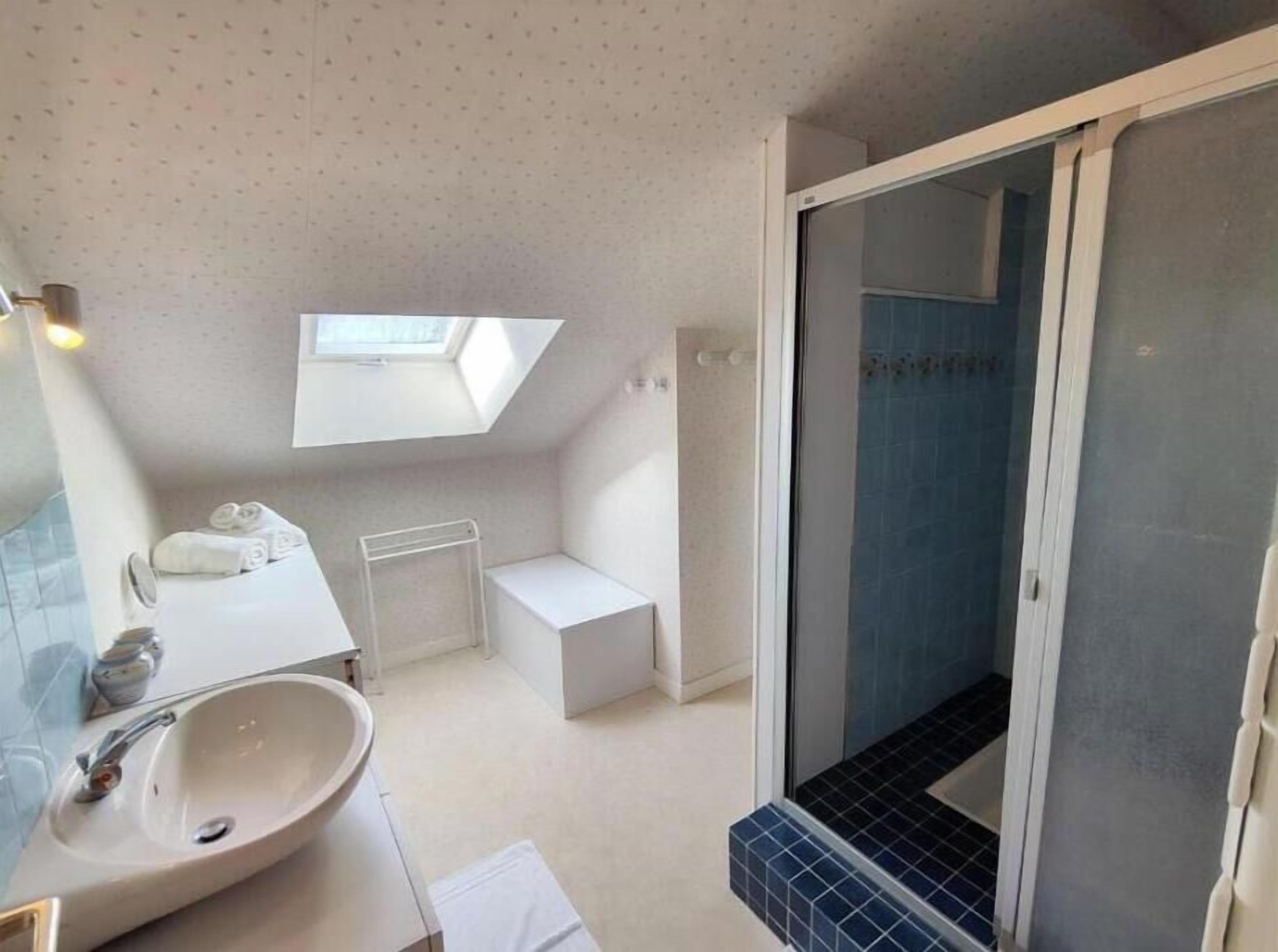 Een douche, een haardroger, een bidet, toiletpapier