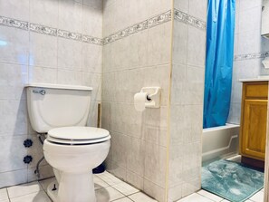 Bathroom - Quiet Studio with Kitchen in Prime Manhattan - Lower East Side (New York)
