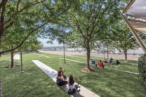 A park with picnic tables and people sitting. - 2BR 2BA DC Oasis Free Parking Near Capitol Hill (Washington)