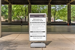 Skiltemed information om gratis udlån af rulleskøjter om sommeren i Anacostia Park, samt krav til ID og parkens regler.