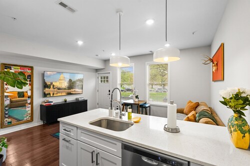 Urban Oasis 2BR/2BA Firepit & Free Parking!