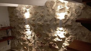 Eine Steinsäule mit zwei Wandleuchten.