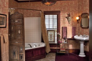Shower, jetted bath, towels - Cliff Cottage Inn - Robert Louis Stevenson King Jacuzzi Suite (Eureka Springs)