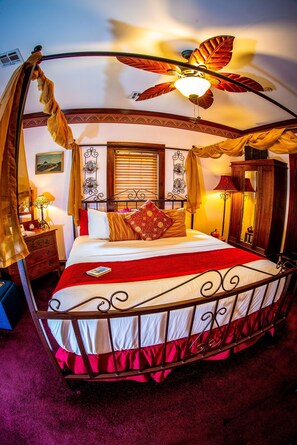 1 bedroom, free WiFi, bed sheets - Cliff Cottage Inn - Robert Louis Stevenson King Jacuzzi Suite (Eureka Springs)