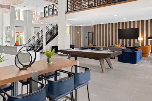 Riviere两卧室公寓，宠物友好绿洲，可容纳6人，靠近Epic Universe，带泳池和健身房