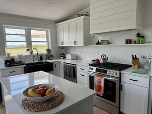 Fridge, microwave, oven, stovetop - 805 S Bayshore Drive (Milton)
