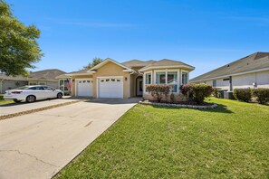 Exterior - Chic & Airy 3BR Escape w/ Resort Amenities Included (Kingsland)