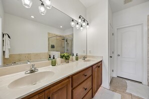 Shower, jetted tub, hair dryer, towels - Chic & Airy 3BR Escape w/ Resort Amenities Included (Kingsland)
