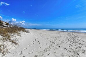 Beach nearby - Five Tides - Four Bedroom Four Bath Home with Shared Pool (Surfside Beach)