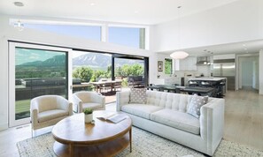 Living area - Spacious 4-bedroom house in beautiful Boulder (Boulder)