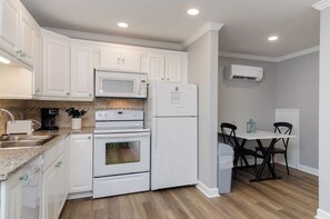 Fridge, microwave, oven, stovetop - Charming 1BR in the Heart of Wrightsville Beach! (Wrightsville Beach)
