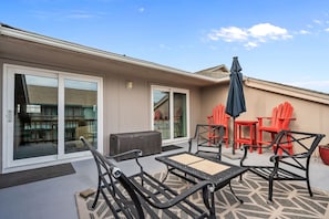 Terrace/patio - Cozy 2 Bedroom with Ocean Views (Carolina Beach)