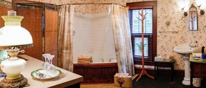 Jetted bath, hair dryer, towels, soap - Cliff Cottage Inn - Dickinson King Jacuzzi Suite (Eureka Springs)