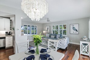Interior - Delray Breezes !NEW! WALK to BEACH & THE AVE! (Delray Beach)