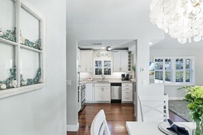Fridge, microwave, oven, stovetop - Delray Breezes !NEW! WALK to BEACH & THE AVE! (Delray Beach)
