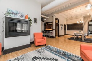 Interior - Nice 2-bedroom apartment with AC in charming Cedar Rapids (Cedar Rapids)