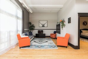 Living area - Nice 2-bedroom apartment with AC in charming Cedar Rapids (Cedar Rapids)