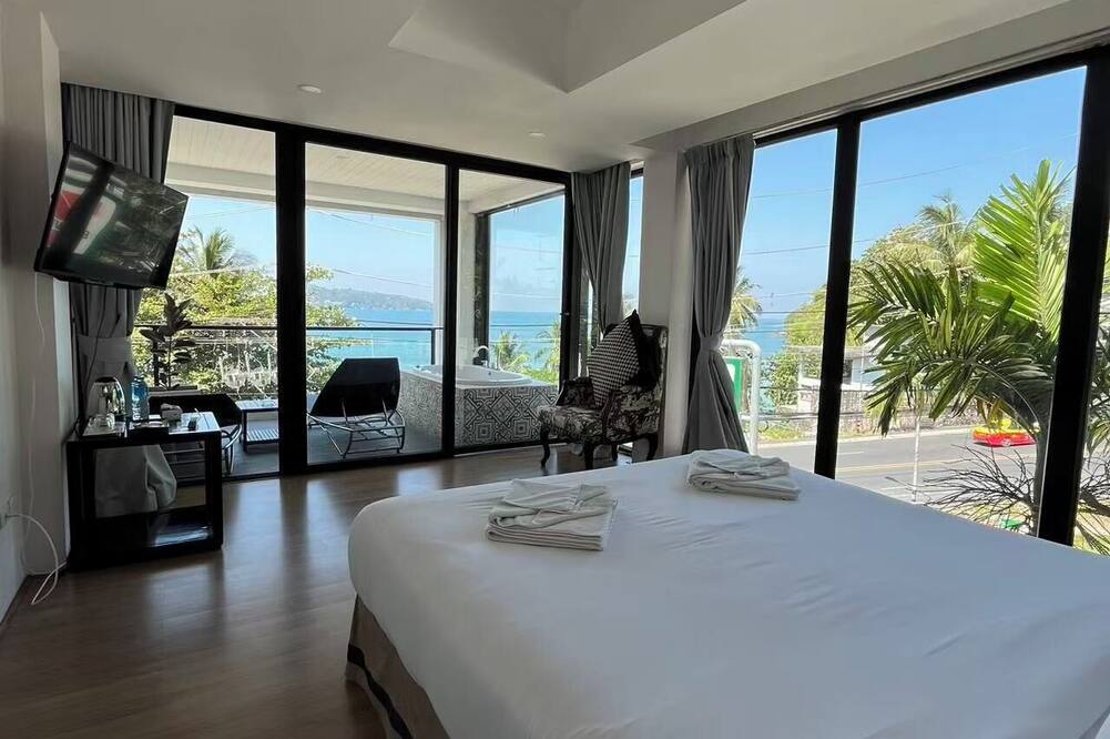 Phuket Moonlit Patong Bay Hideaway Hotel