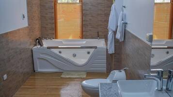 Habitación Deluxe, 1 cama King size, vista a la montaña | Baño