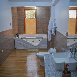 Deluxe Room, 1 King Bed, Mountain View | Bathroom - CASA TALIOS (Carhuaz)