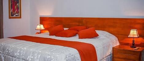 Habitación Deluxe, 1 cama de matrimonio grande, vistas a la montaña | Cortinas opacas, tabla de planchar con plancha, wifi gratis