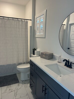 Bathroom - Charming Auburn cottage near campus—perfect for game weekends a cozy getaway. (Auburn)