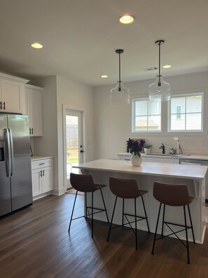 Private kitchen - Charming Auburn cottage near campus—perfect for game weekends a cozy getaway. (Auburn)