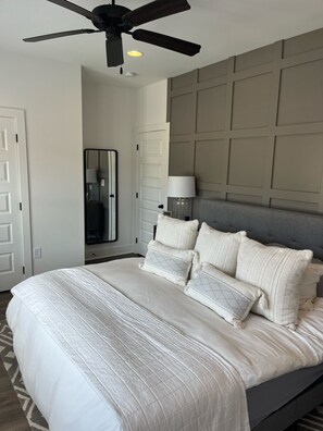 Room - Charming Auburn cottage near campus—perfect for game weekends a cozy getaway. (Auburn)