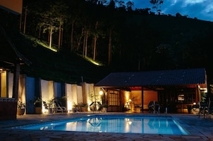 Piscina externa, funciona das 8h às 22h, guarda-sóis, espreguiçadeiras