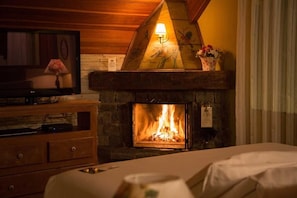 Superior Chalet, Balcony, Garden View | Interior - Pousada Serra da India Penedo (Itatiaia)