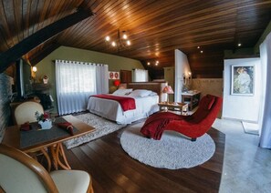 Superior Chalet, Balcony, Garden View | Minibar, in-room safe, desk, laptop workspace - Pousada Serra da India Penedo (Itatiaia)