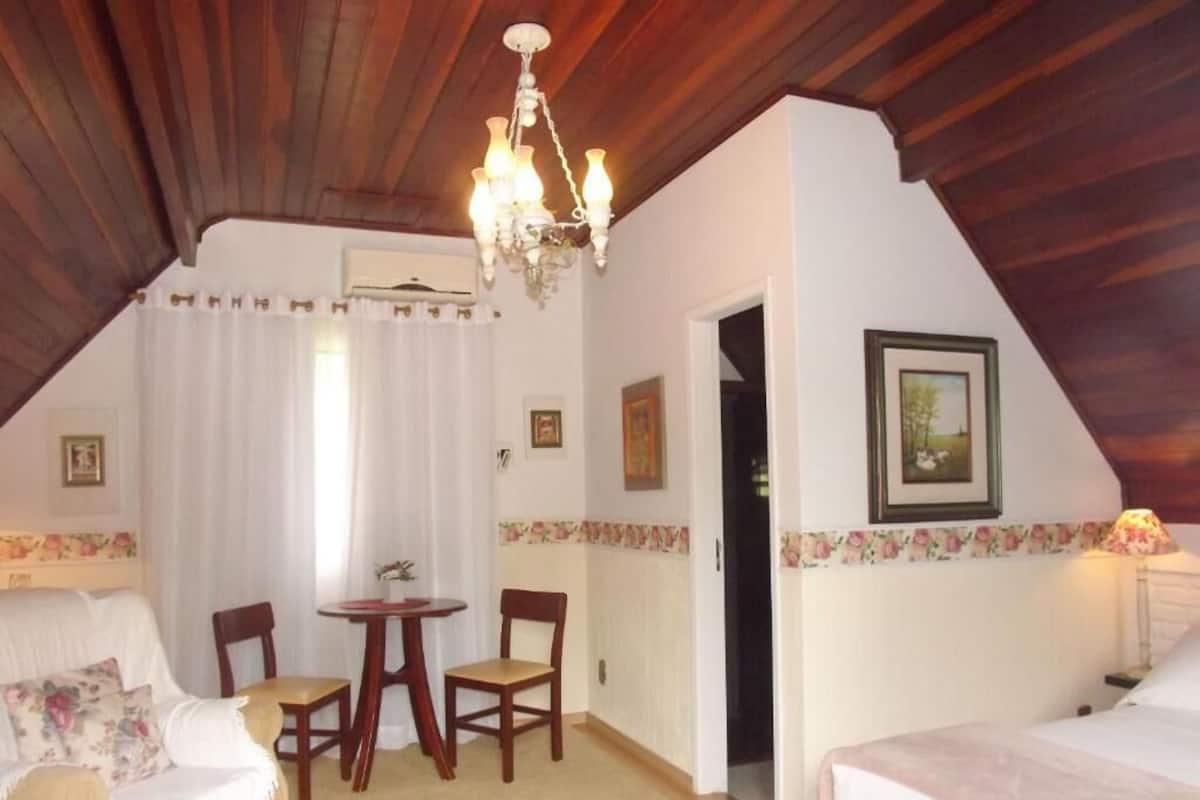 Nhà gỗ, ban công, quang cảnh vườn